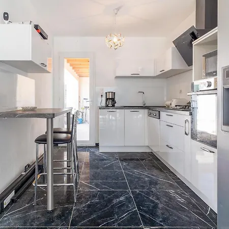 Holiday home 2 Bedroom In Chateaurenard